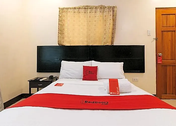 Отель Reddoorz @ Vcat Apartelle Sampaloc